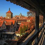 Blick vom Wehrgang auf die Dächer der Stadt 