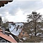 Blick vom Wehrgang auf die verschneite Dachlandschaft !