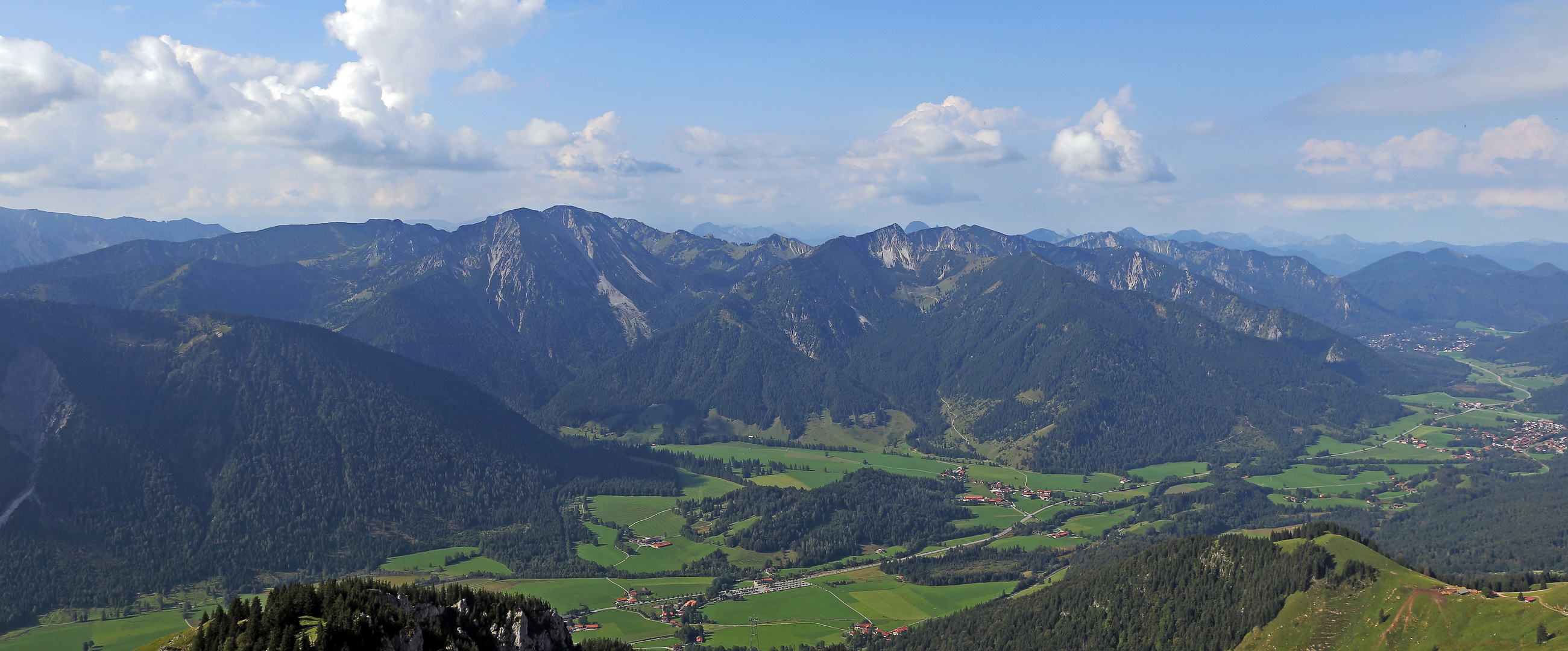 Blick vom Wendelstein zu bekannten bayerischen Gipfeln im Vordergrund wie....