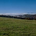 Blick-vom-Westerwald-über-das-Rheintal-im-Nebel,-am-Horizont-die-Eifel.