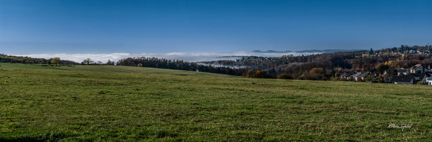 Blick-vom-Westerwald-über-das-Rheintal-im-Nebel,-am-Horizont-die-Eifel.