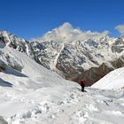 Blick vom Westgipfel des Larkya La zum langen Abstieg