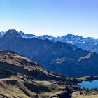 Blick vom Zeigersattel über Seealpsee bis in die Gipfel