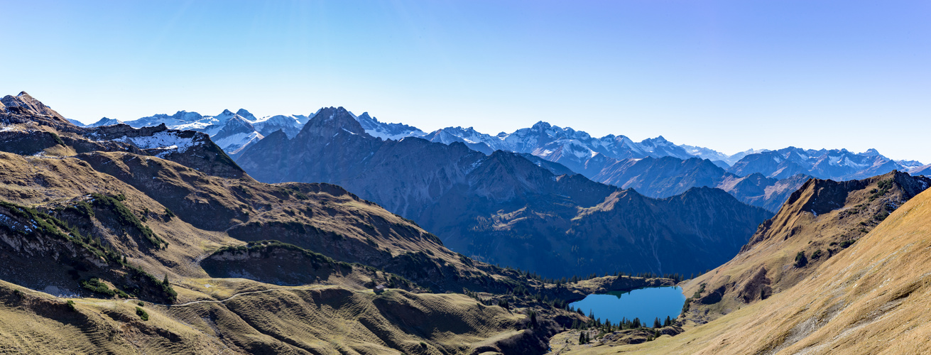 Blick vom Zeigersattel über Seealpsee bis in die Gipfel