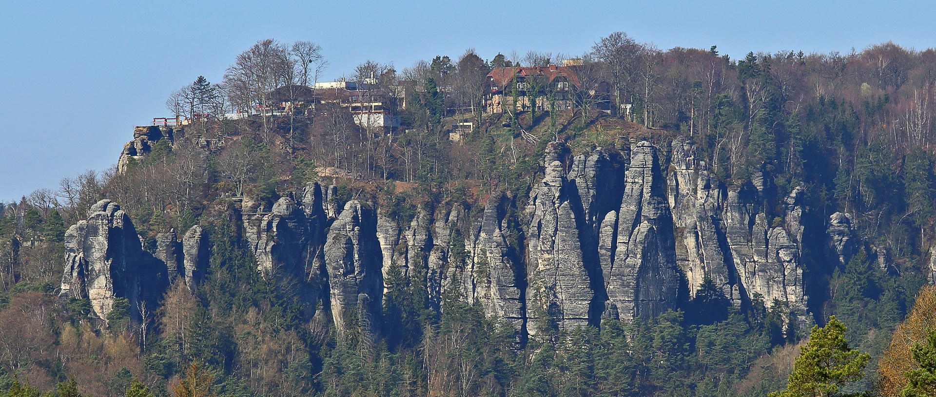 Blick vom Ziegenrücken zur Bastei vom 28.03. 2022