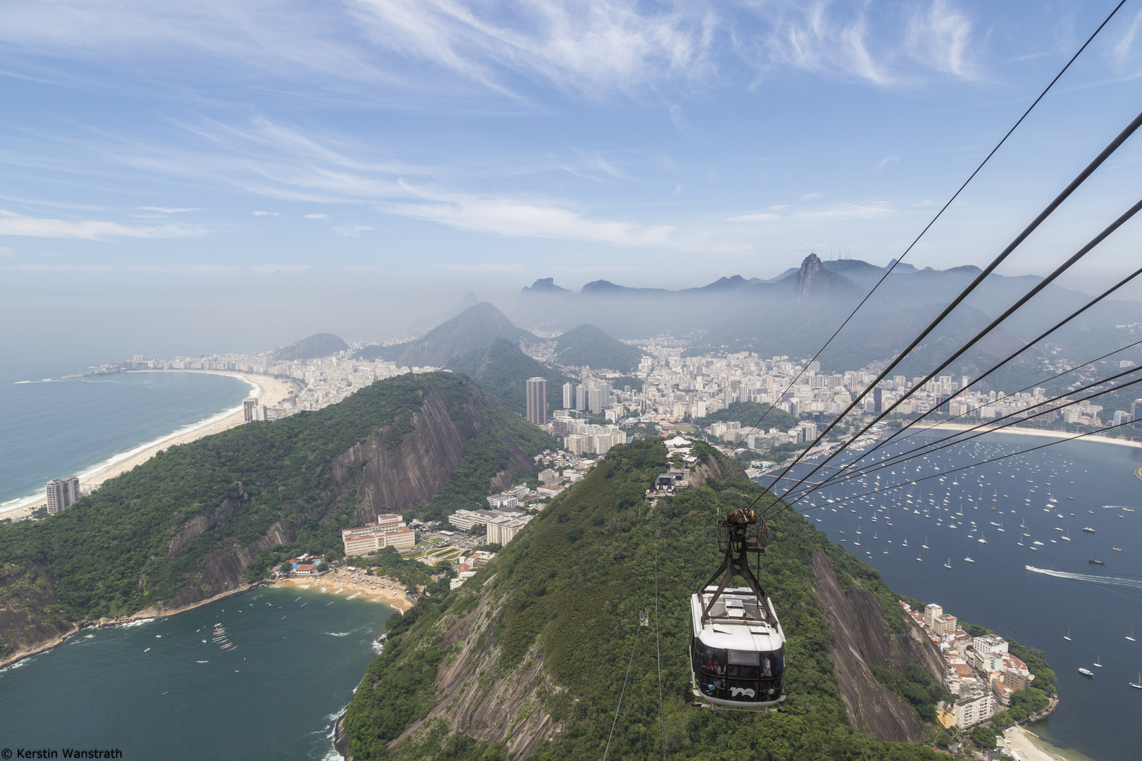 Blick vom Zuckerhut auf Copacabana und den Corcovado in Rio de Janeiro
