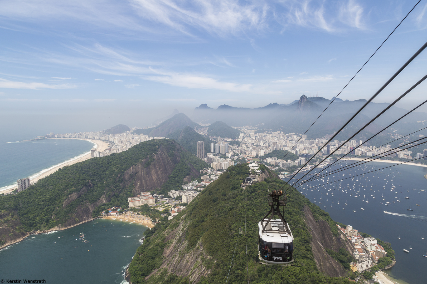 Blick vom Zuckerhut auf Copacabana und den Corcovado in Rio de Janeiro ...
