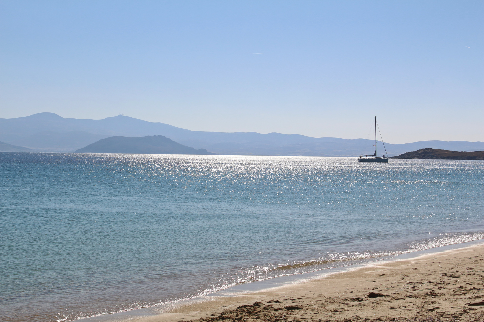 Blick von Agios Prokopis auf der Insel Naxos übers Meer zur Insel Paros.