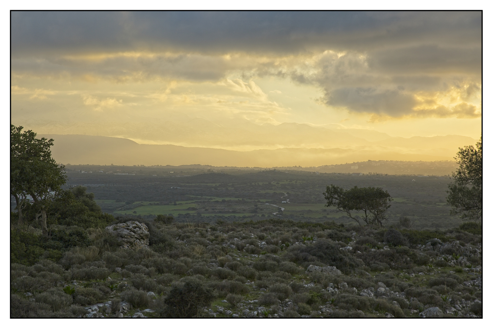 Blick von Akrotiri zu den weissen Bergen