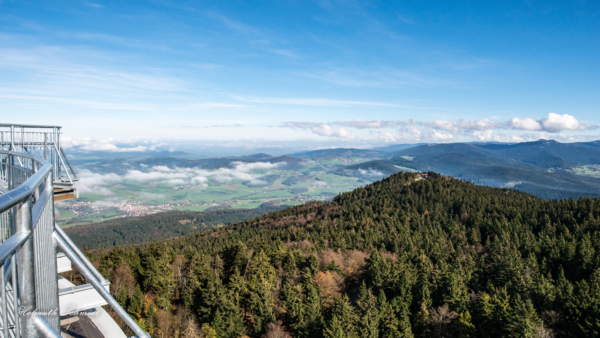 Blick von Aussichtskanzel auf Bergstation der Sesselbahn