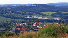 Blick von Babisnau über Kreische mit der bekannten Klinik......