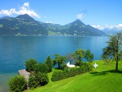 Blick von Beckenried über den Vierwaldstättersee ...