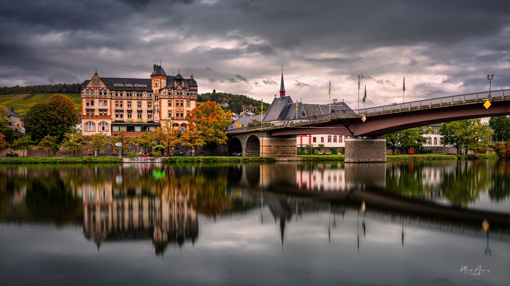 Blick von Bernkastel auf Kues an der Mosel