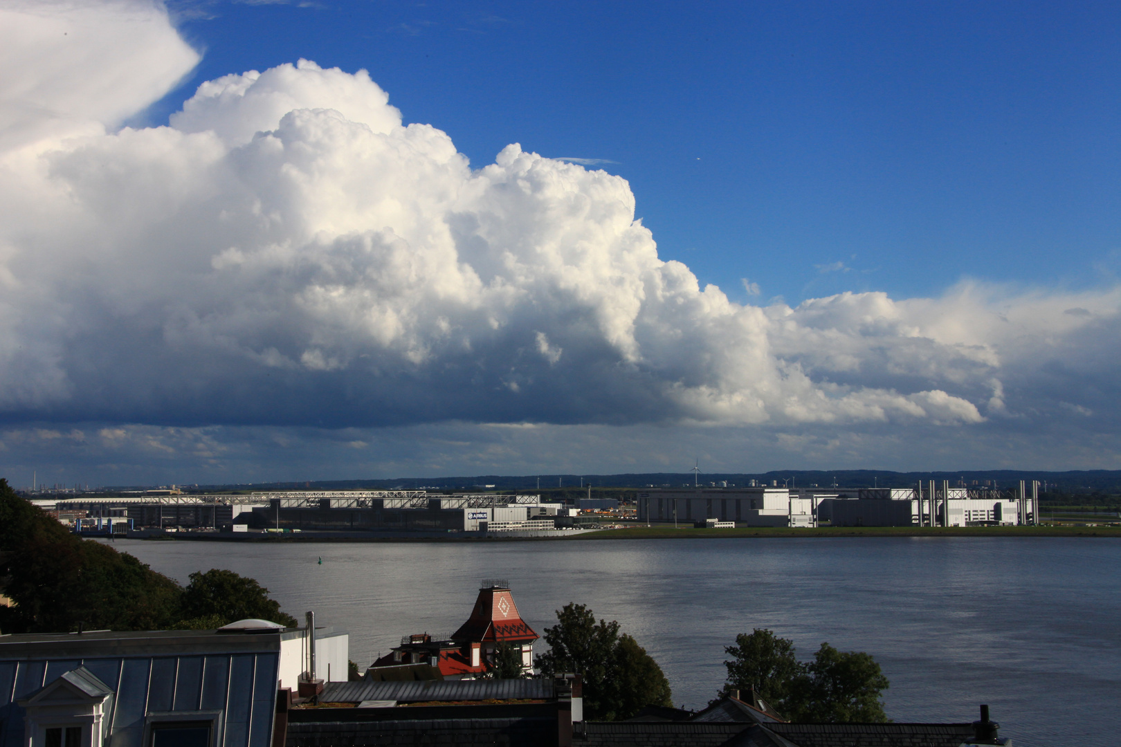 Blick von Blankenese auf das Airbus-Werk in Finkenwerder