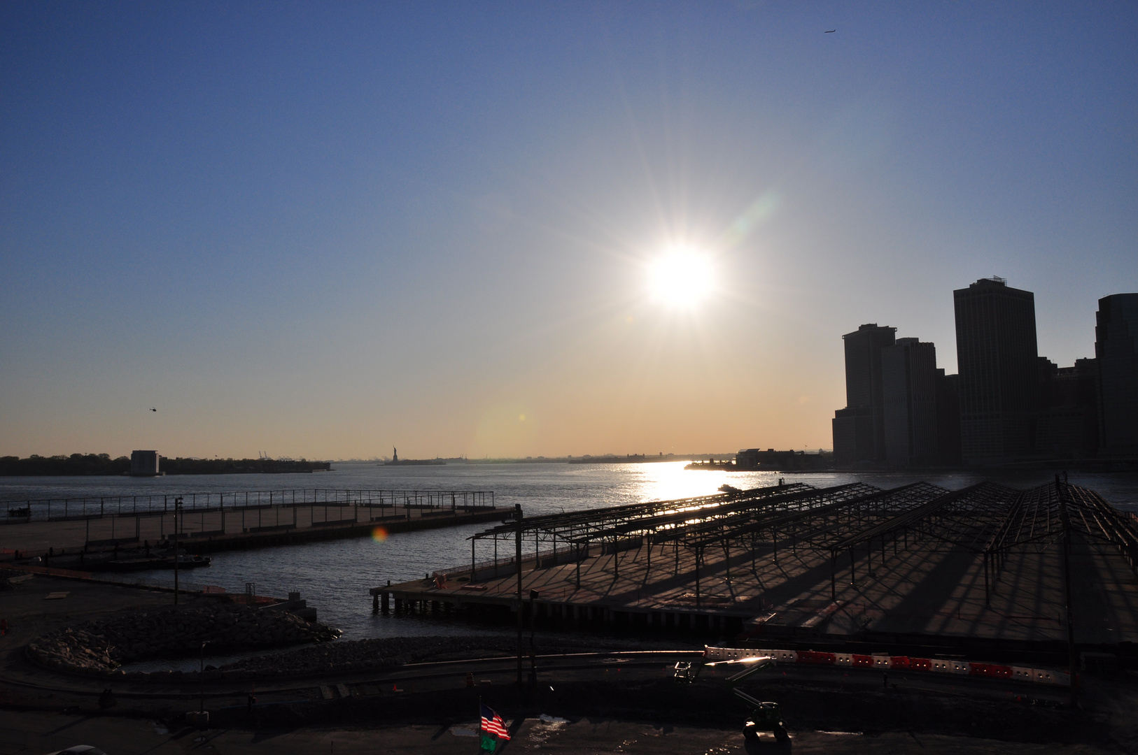 Blick von Brooklyn nach Manhattan und Freiheitsstatue