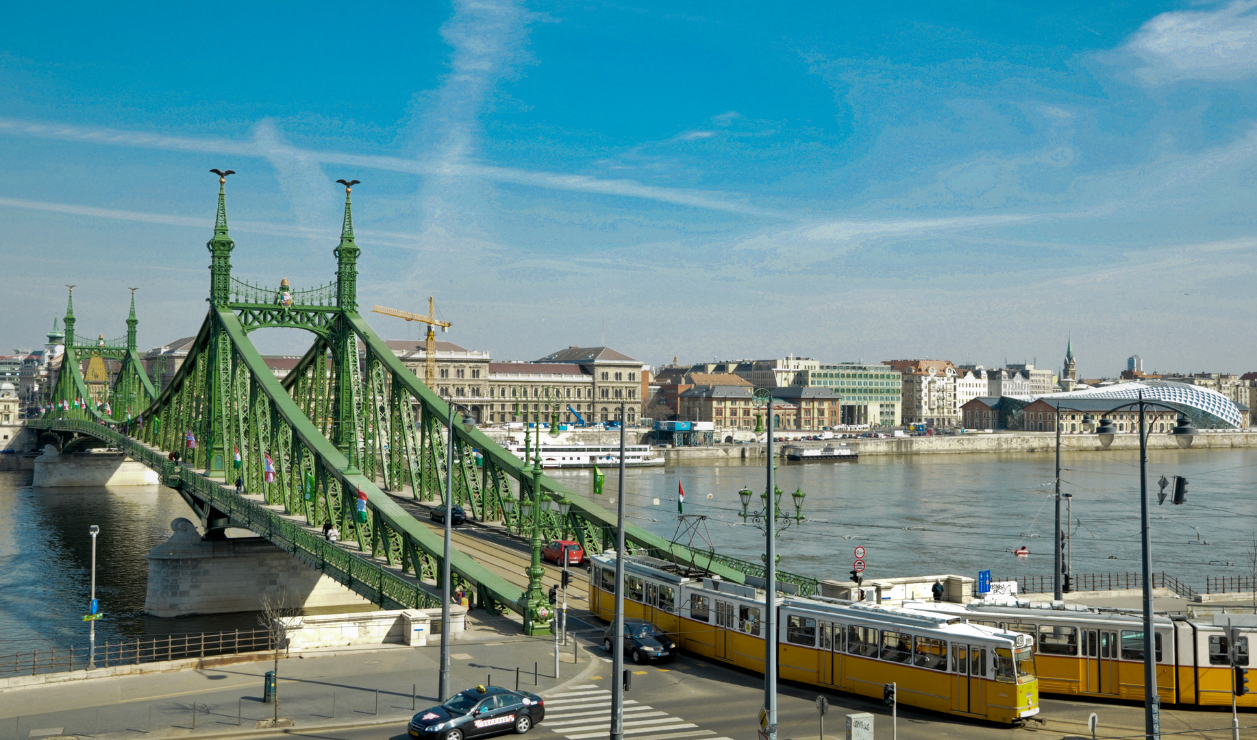 Blick von Buda auf Donau und Freiheitsbrücke