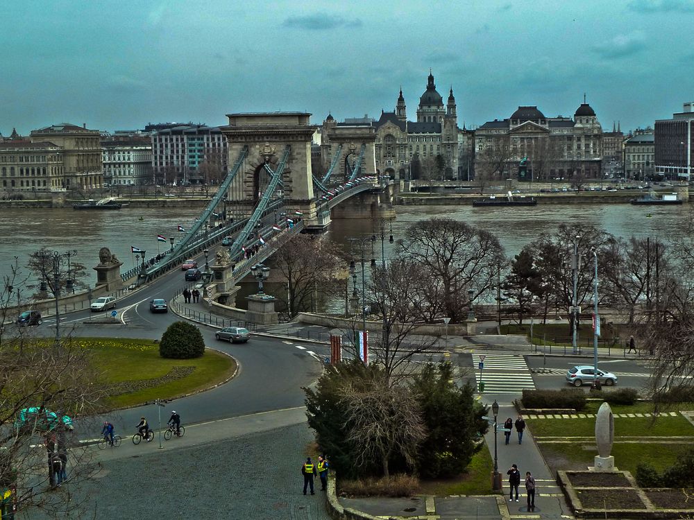 Blick von Buda auf Pest über die Kettenbrücke in Budapest.