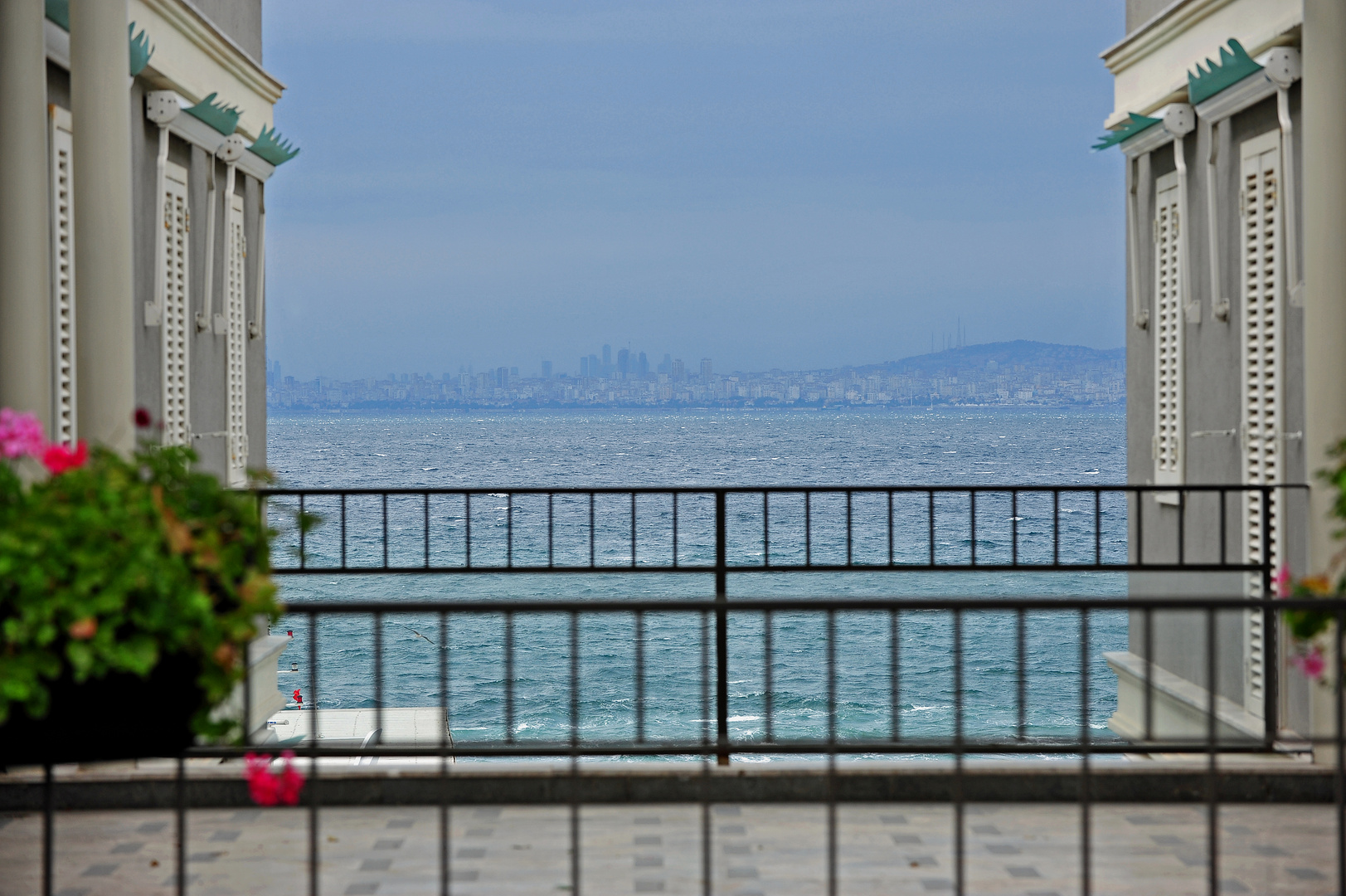 Blick von Büyükada auf Istanbul