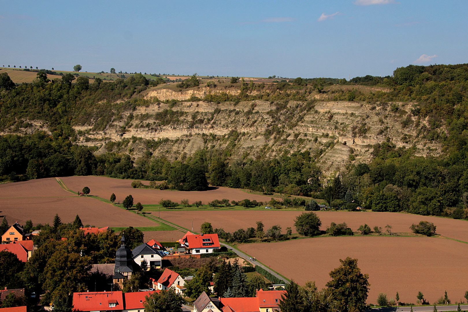 Blick von Burg Saaleck auf die Muschelkalkhänge