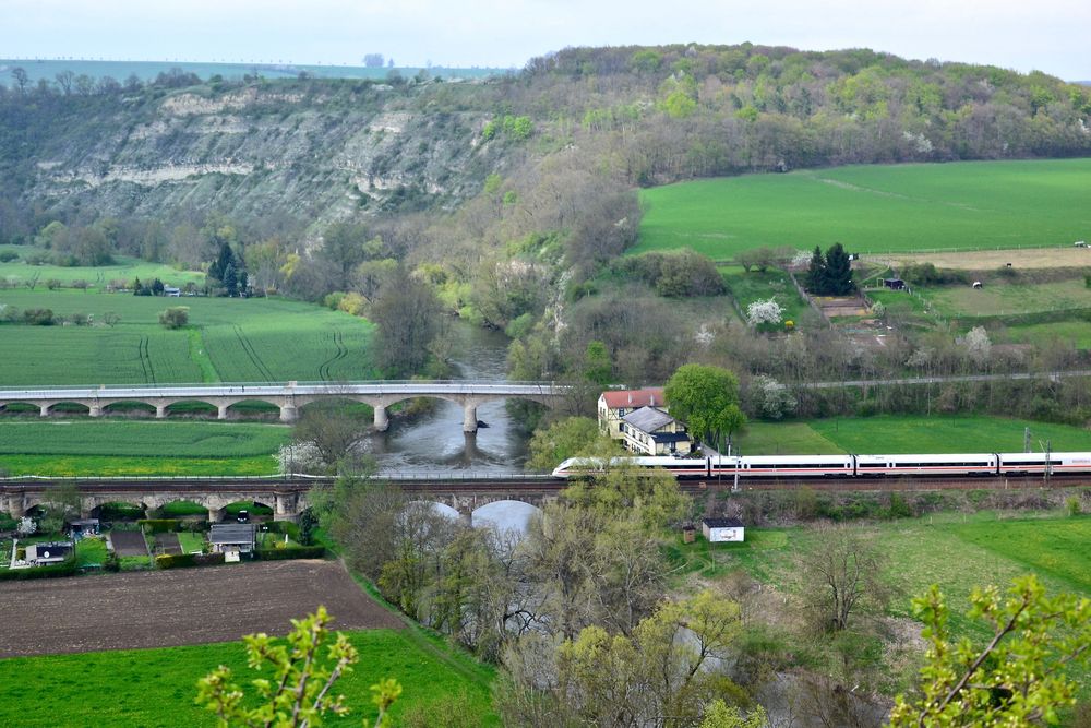 Blick von den alten Gemäuern der Rudelsburg…