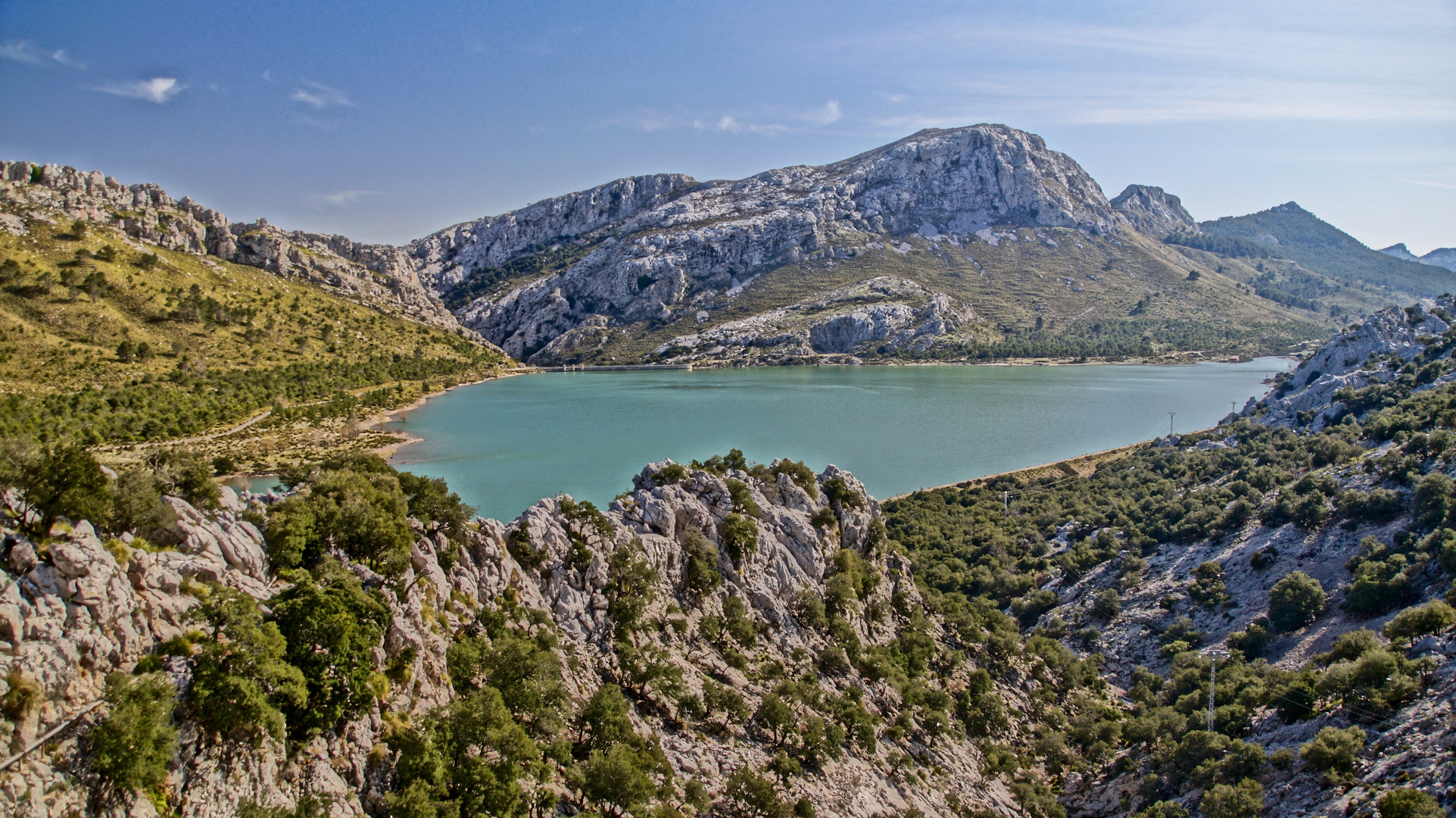 Blick von den Bergen auf den Cuber Stausee