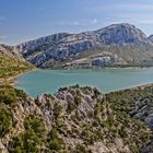 Blick von den Bergen auf den Cuber Stausee