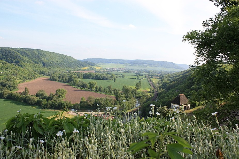 Blick von den Dornburger Schlössern auf das Hufeisen (Bergkette)