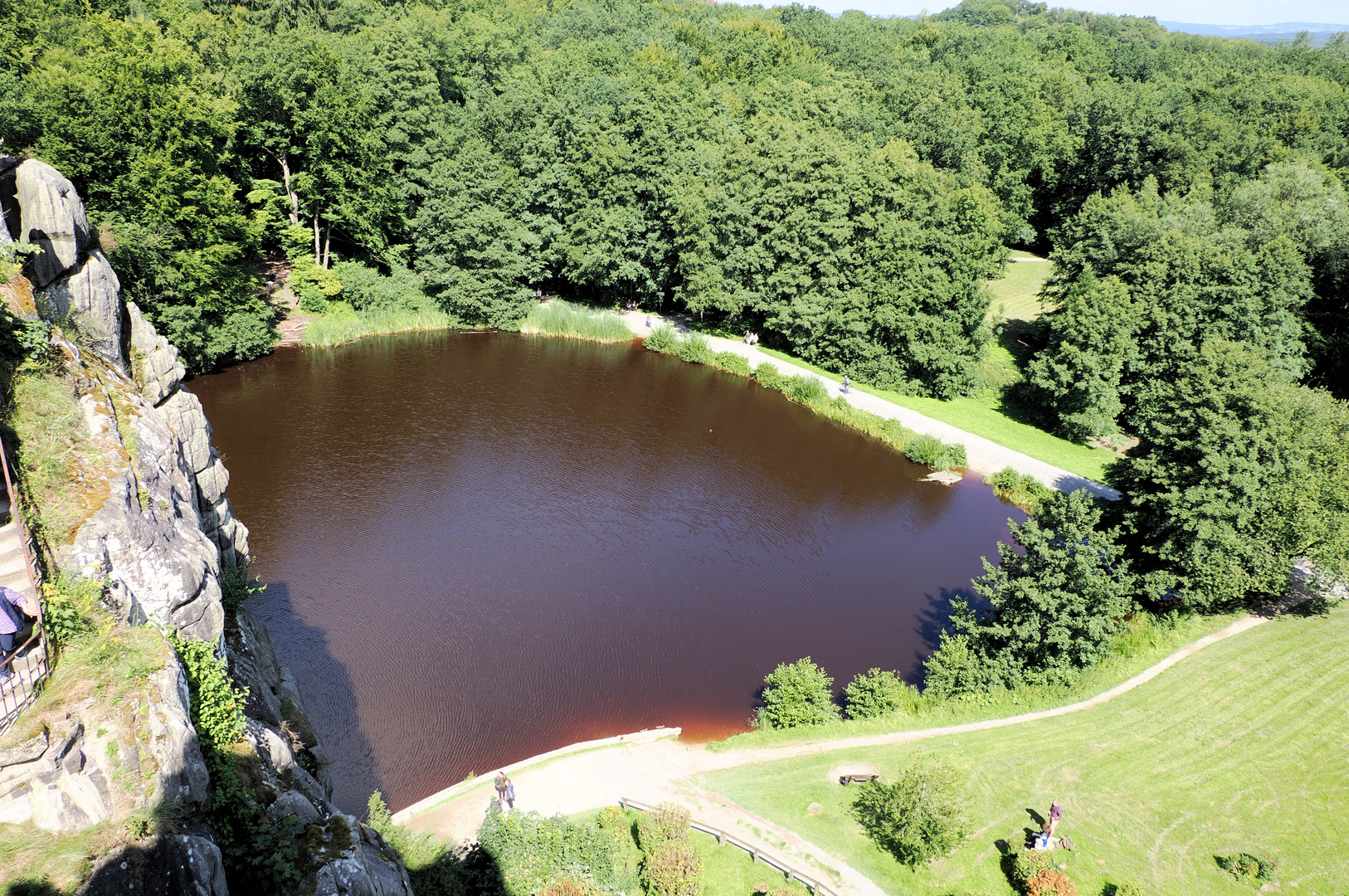 Blick von den Externsteinen nach unten …