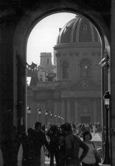 Blick von den Gängen um den Louvre zu Invalidendom und Notre Dame