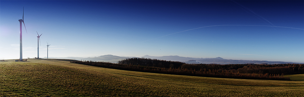 Blick von den Leutersdorfer Windmühlen ins Zittauer Gebirge