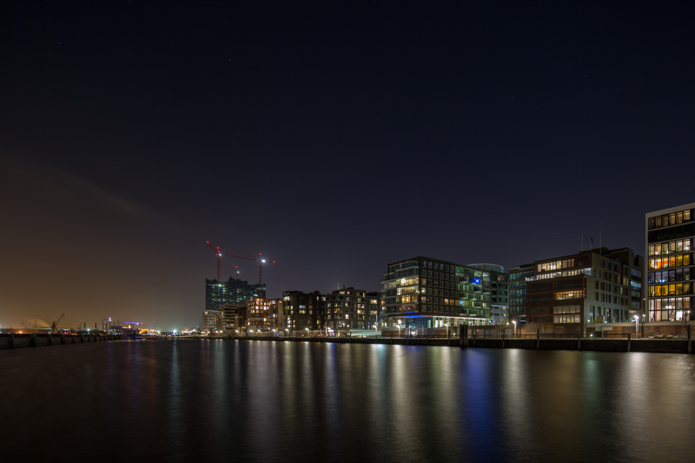 Blick von den Marco-Polo Terrasssen in den Grasbrookhafen.