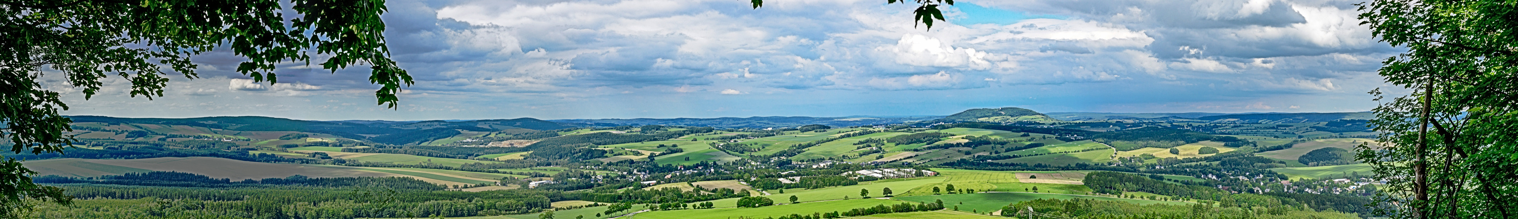 Blick von den Orgelpfeifen in Richtung Butterfässer