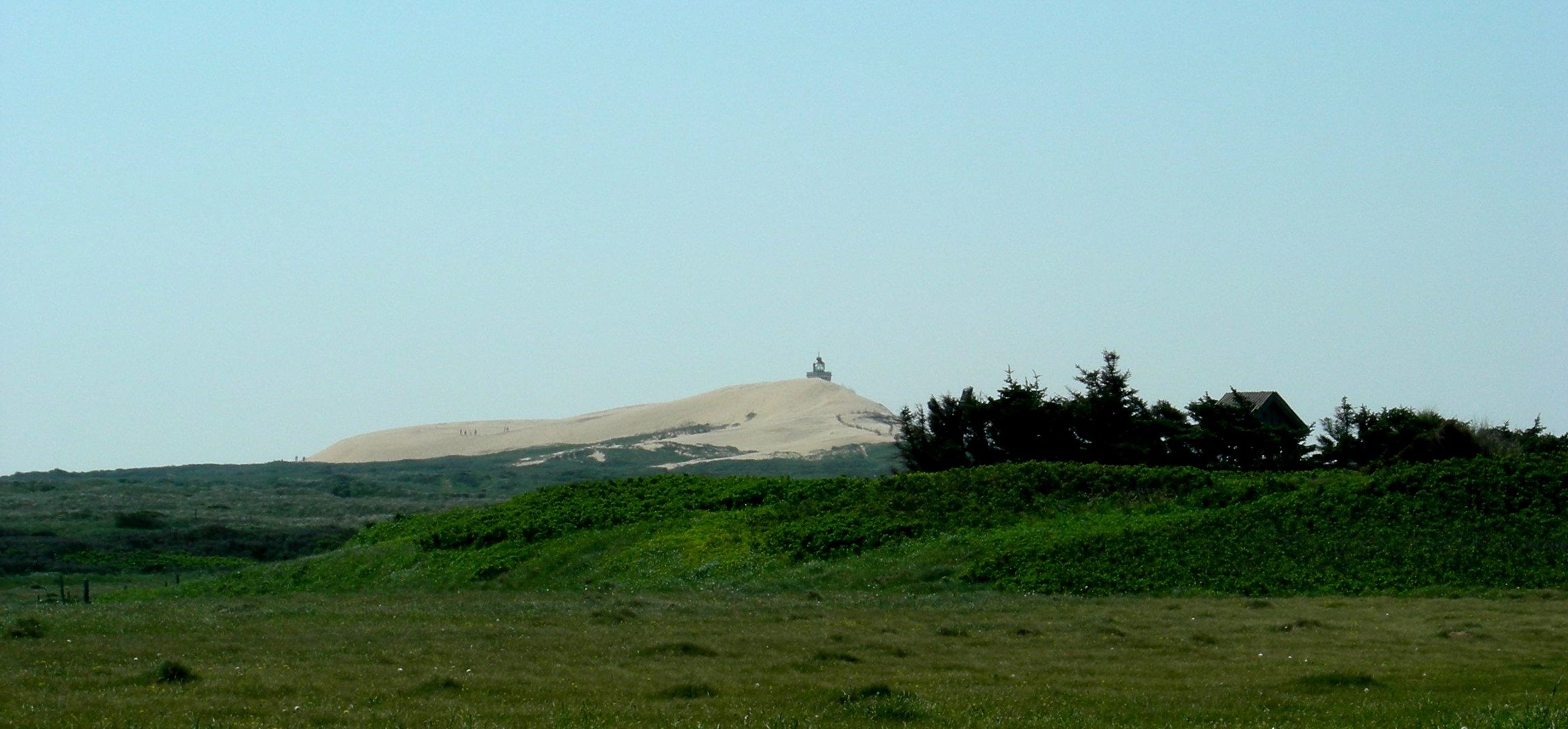 Blick von den Resten von Marup Kirke auf Rubjerg Knude mit Rubjerg Fyr .