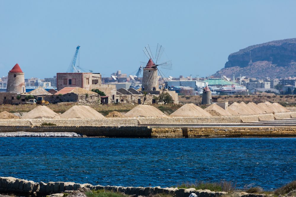 Blick von den Salzgärten in Richtung Trapani und Monte Erice