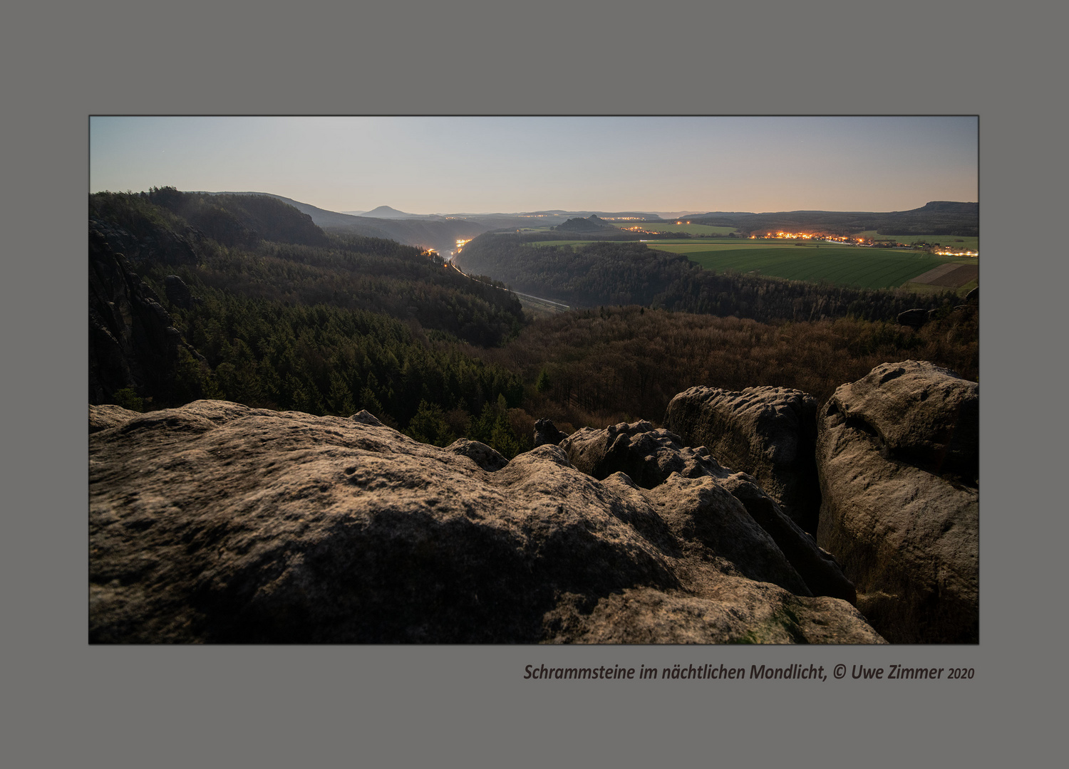 Blick von den Schrammsteinen im nächtlichen Mondlicht