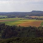 Blick von den Schrammsteinen zu den höchsten Bergen des Elbsandsteingebirges in einer...