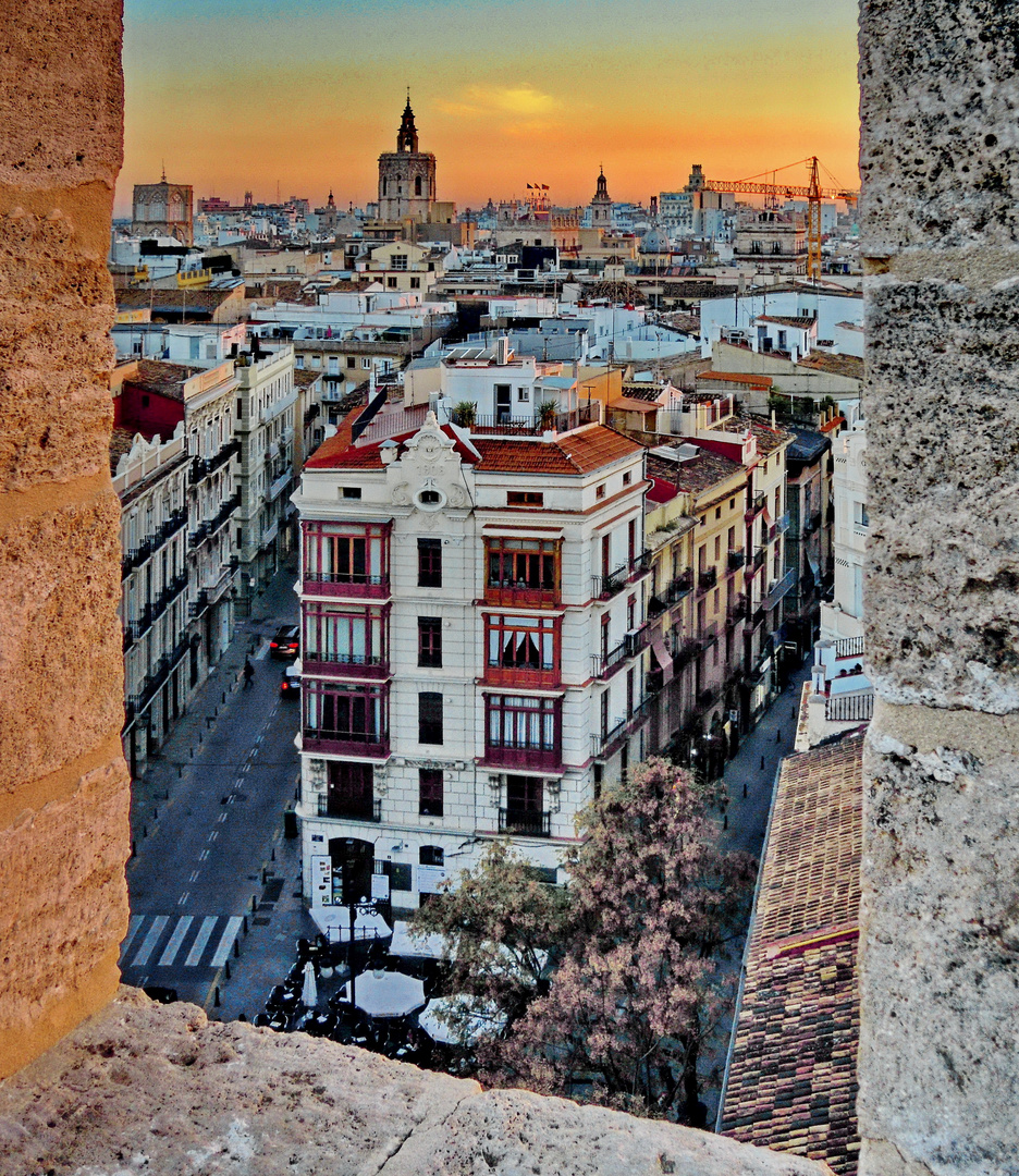 Blick von den Serranos Türmen auf Valencia