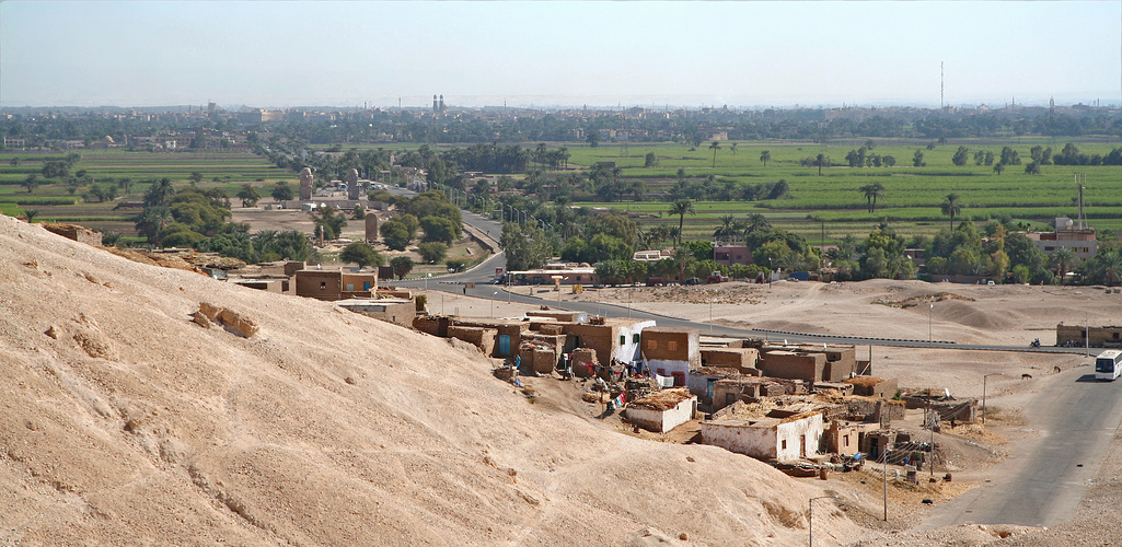 Blick von den thebanischen Bergen nach Luxor Stadt…