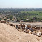 Blick von den thebanischen Bergen nach Luxor Stadt…