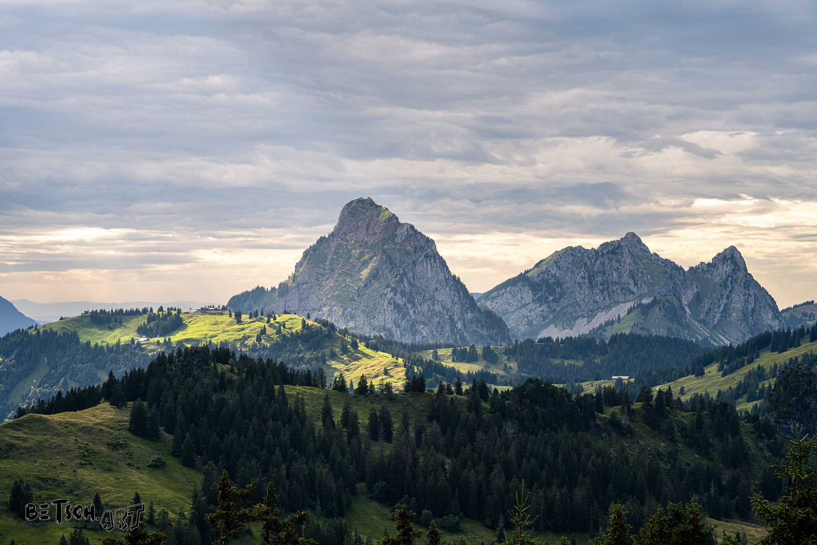 Blick von der Äbnenmatt (Laucherenstöckli) zu den Mythen