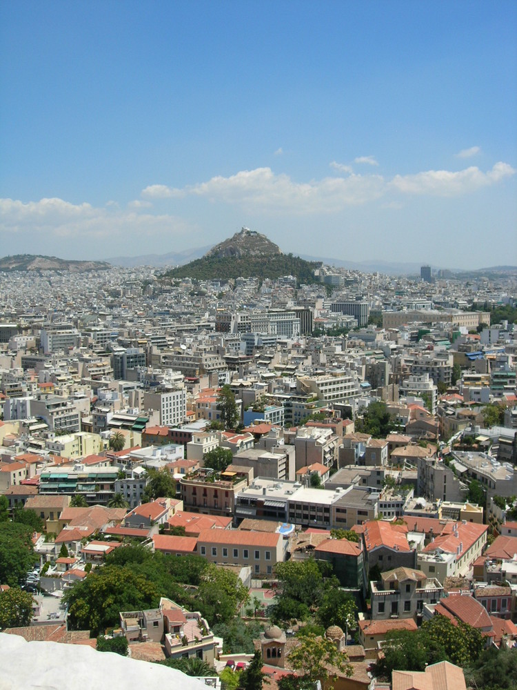 Blick von der Akropolis auf das Häusermeer mit Insel