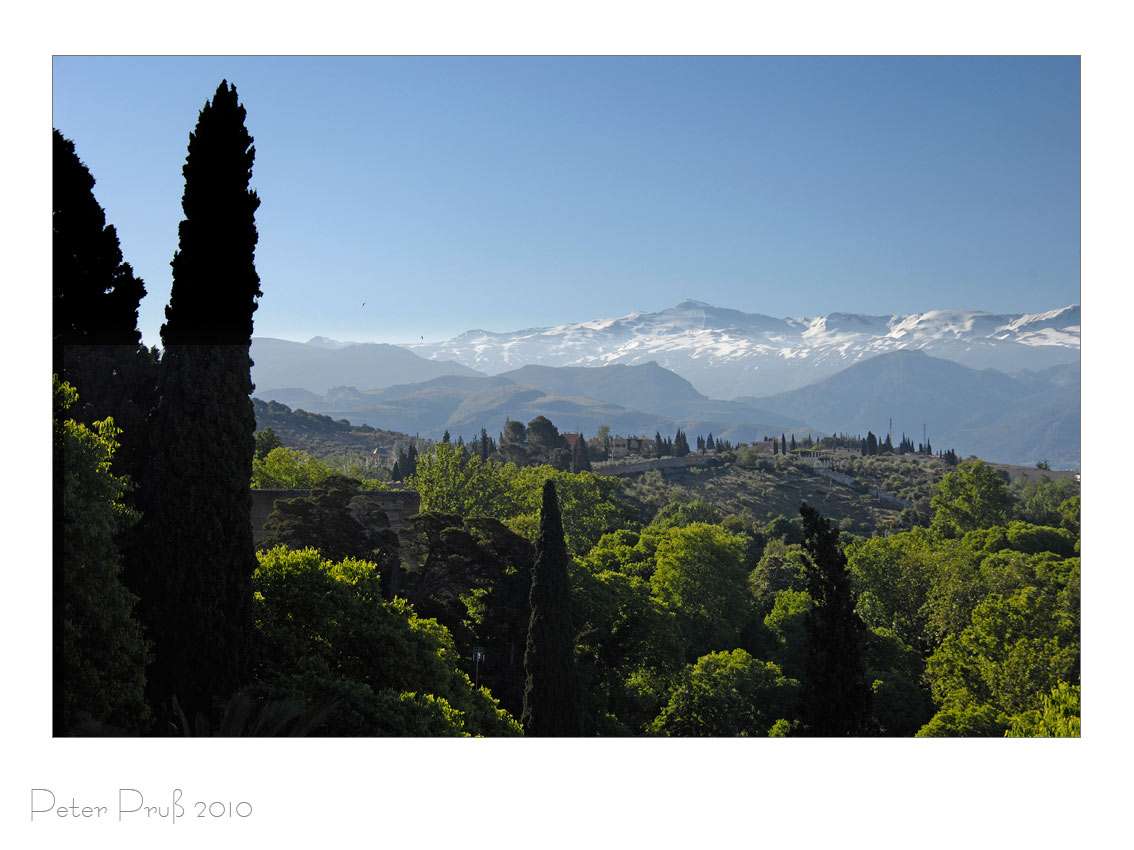 Blick von der Alhambra/Granada auf die Sierra Nevada