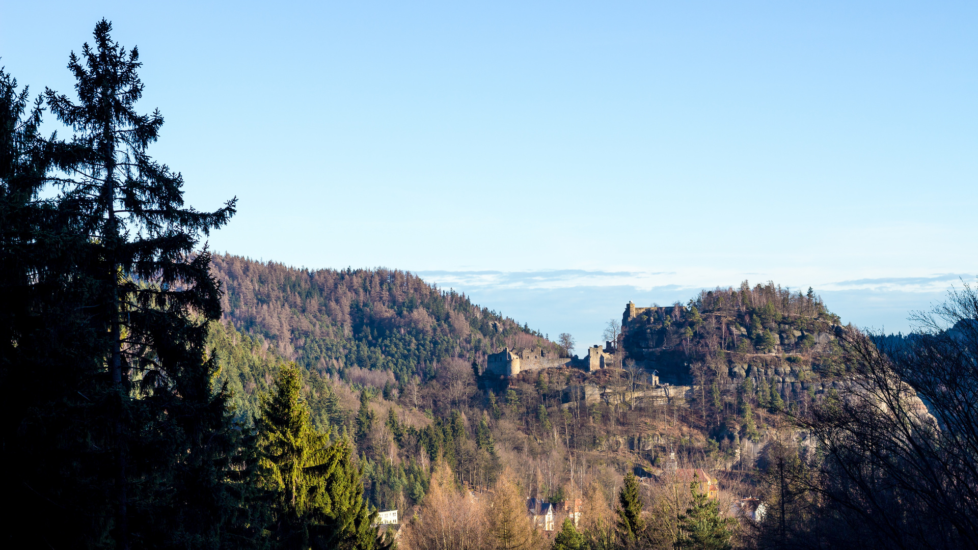 Blick von der alten Schanze Oybin/Hain zu Berg und Burg Oybin im Zittauer Gebirge