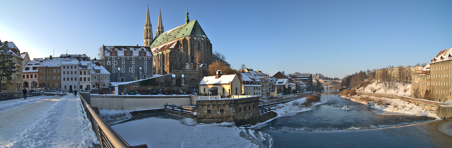 Blick von der Altstadtbrücke auf das Waidhaus und die Peterskirche in Görlitz