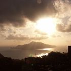 Blick von der Amalfiküste auf Capri