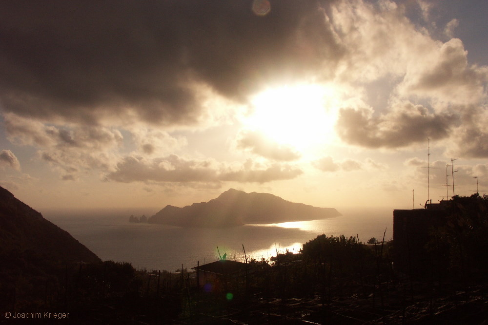 Blick von der Amalfiküste auf Capri