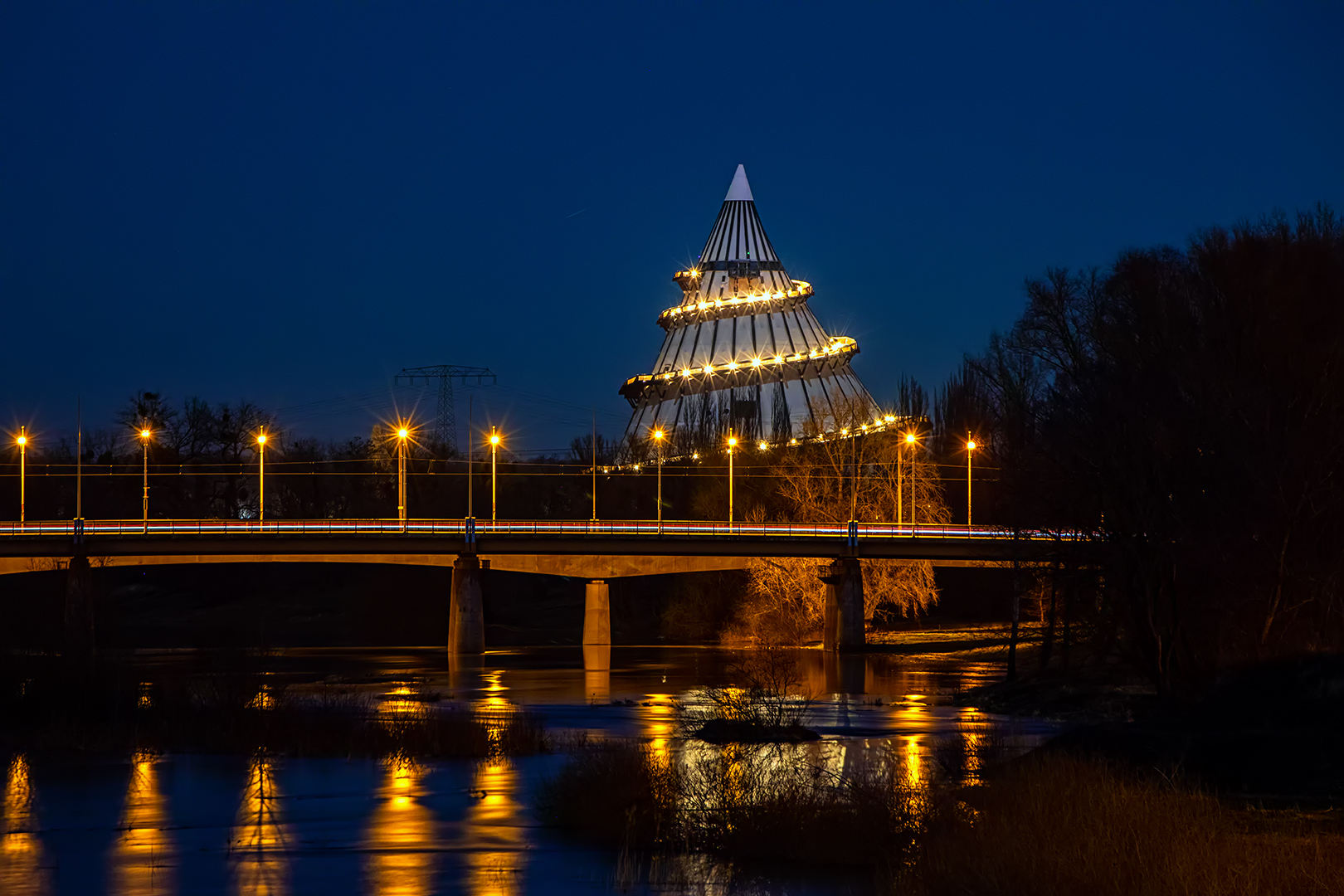 Blick von der Anna-Ebert-Brücke...