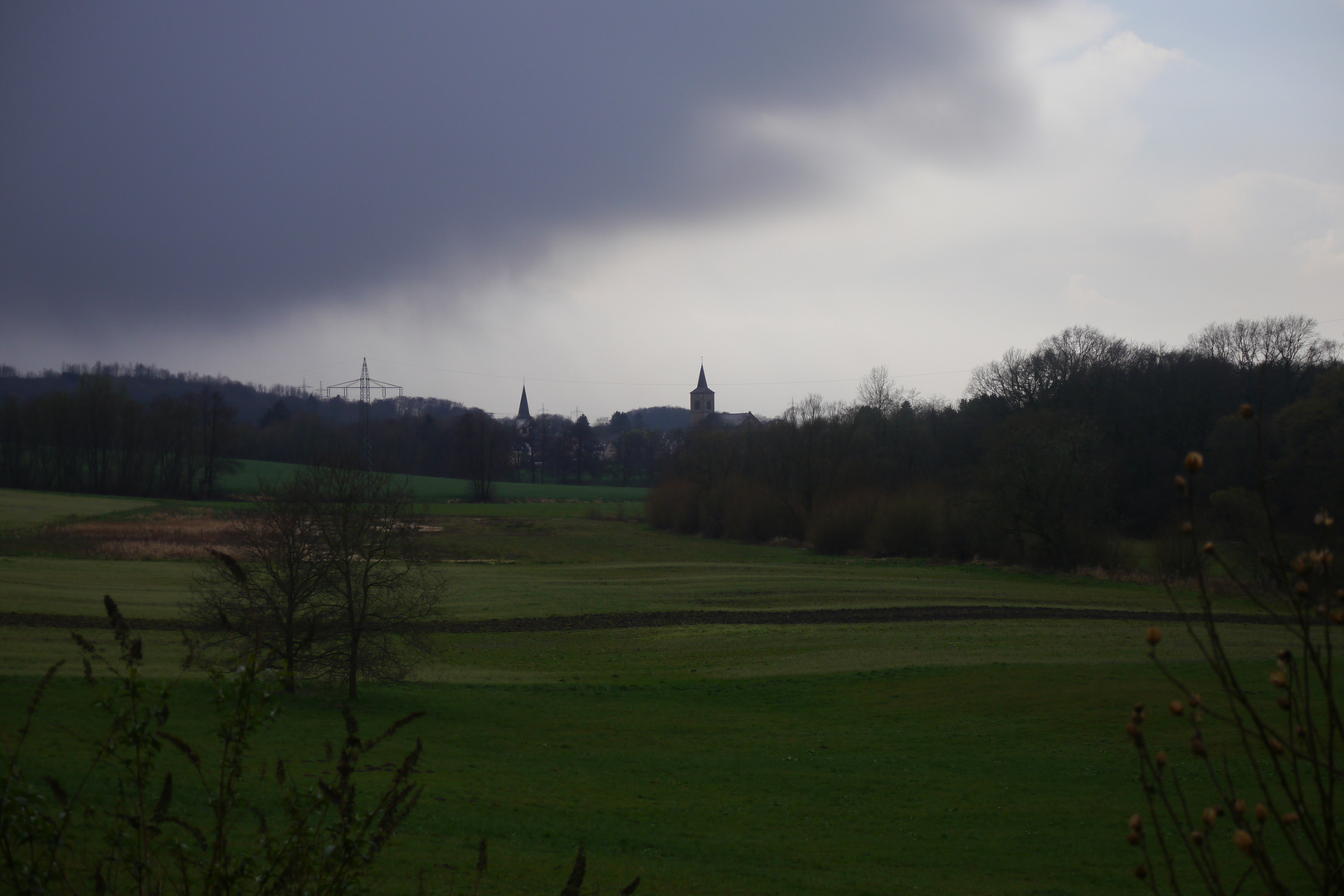 Blick von der Aprather Mühle nach Düssel im Ggegenlicht.