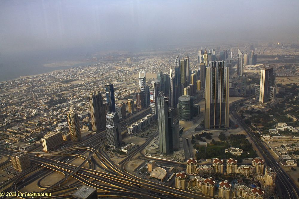 Blick von der Aussichtsplattform des Burj Khalifa auf die Skyline von Dubai (3)