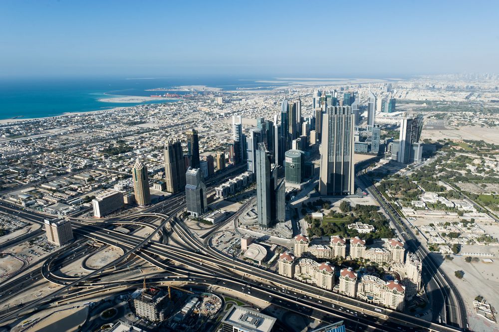 Blick von der Aussichtsterrasse des Burj Khalifa auf die Sheik Zayed Road